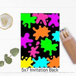 Pu&ograve; includere: Uno sfondo nero con un motivo ripetitivo di schizzi di vernice colorati in verde neon, rosa, arancione, blu e giallo. Il testo "5x7 Invitation Back" &egrave; nella parte inferiore dell'immagine.