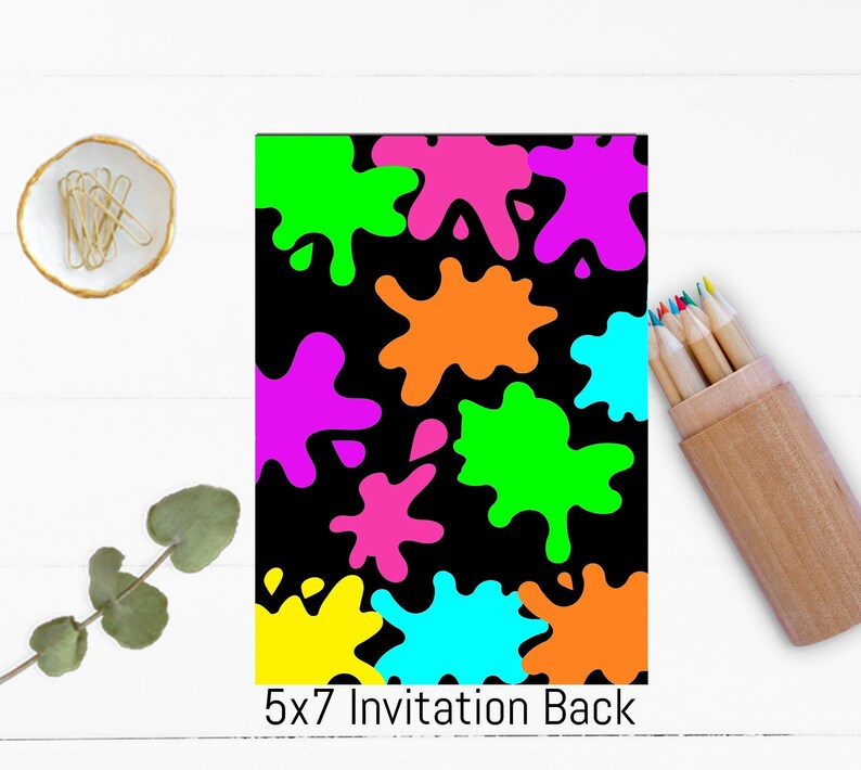 Pu&ograve; includere: Uno sfondo nero con un motivo ripetitivo di schizzi di vernice colorati in verde neon, rosa, arancione, blu e giallo. Il testo "5x7 Invitation Back" &egrave; nella parte inferiore dell'immagine.