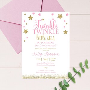 Peut inclure: Une invitation de f&ecirc;te pr&eacute;natale rose et or avec le texte "Twinkle Twinkle little star" et "Do you know how loved you are?" L'invitation comprend la date, l'heure et le lieu de la f&ecirc;te, ainsi que le nom de la personne honor&eacute;e, Kelly Brandon.