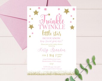 以下が含まれることがあります： ピンクとゴールドのベビーシャワーの招待状で、「Twinkle Twinkle little star」と「Do you know how loved you are?」の文字が書かれています。招待状には、シャワーの日時と場所、そして招待されているケリー・ブランドンの名前が記載されています。
