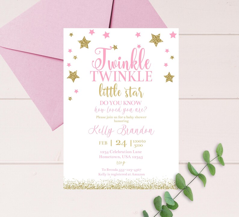 Peut inclure: Une invitation de f&ecirc;te pr&eacute;natale rose et or avec le texte "Twinkle Twinkle little star" et "Do you know how loved you are?" L'invitation comprend la date, l'heure et le lieu de la f&ecirc;te, ainsi que le nom de la personne honor&eacute;e, Kelly Brandon.
