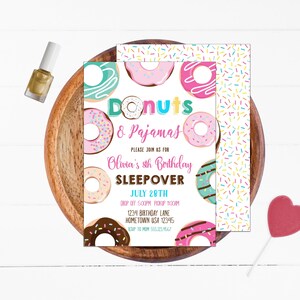 Puede incluir: Una invitaci&oacute;n colorida para una fiesta de pijamas con tem&aacute;tica de donas. La invitaci&oacute;n presenta donas con chispas y el texto "Donuts & Pajamas", "Olivia's 8th Birthday Sleepover", "July 28th", "Drop off 5:00pm Pickup 10:00am", "1234 Birthday Lane Hometown USA 12345" y "RSVP to Mom 555-123-4567".