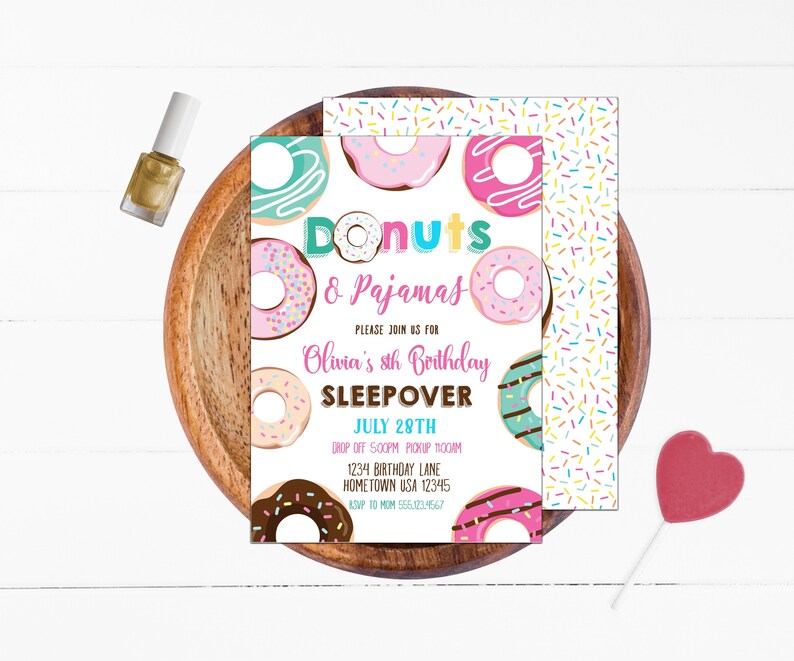 Puede incluir: Una invitaci&oacute;n colorida para una fiesta de pijamas con tem&aacute;tica de donas. La invitaci&oacute;n presenta donas con chispas y el texto "Donuts & Pajamas", "Olivia's 8th Birthday Sleepover", "July 28th", "Drop off 5:00pm Pickup 10:00am", "1234 Birthday Lane Hometown USA 12345" y "RSVP to Mom 555-123-4567".