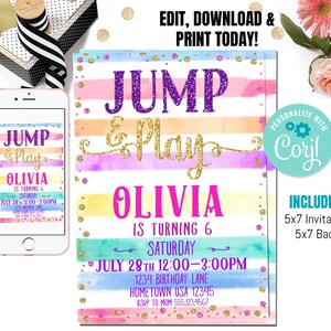 Könnte beinhalten: Eine farbenfrohe Einladung zu einer Geburtstagsfeier mit dem Text "Jump & Play Olivia wird 6" und Details zur Veranstaltung. Die Einladung hat einen Aquarellhintergrund mit Regenbogenstreifen und goldenen Glitzerakzenten.