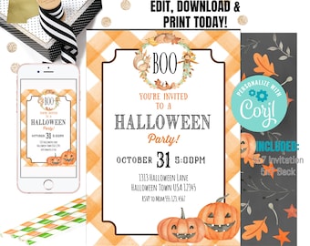 Könnte beinhalten: Druckbare Halloween-Partyeinladung mit einem niedlichen orange-weißen Gingham-Hintergrund. Die Einladung zeigt einen Kranz mit einem Eichhörnchen, einem Vogelscheuche und einem Kürbis. Der Text lautet "Boo You're Invited to a Halloween Party! October 31 5:00PM 1313 Halloween Lane Halloween Town USA 12345 RSVP to Mom 555.123.4567".