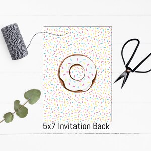 Puede incluir: Un fondo blanco con una dona con chispas rosas y blancas. La dona est&aacute; sobre un fondo de chispas de colores. El texto "5x7 Invitation Back" est&aacute; en la parte inferior de la imagen.