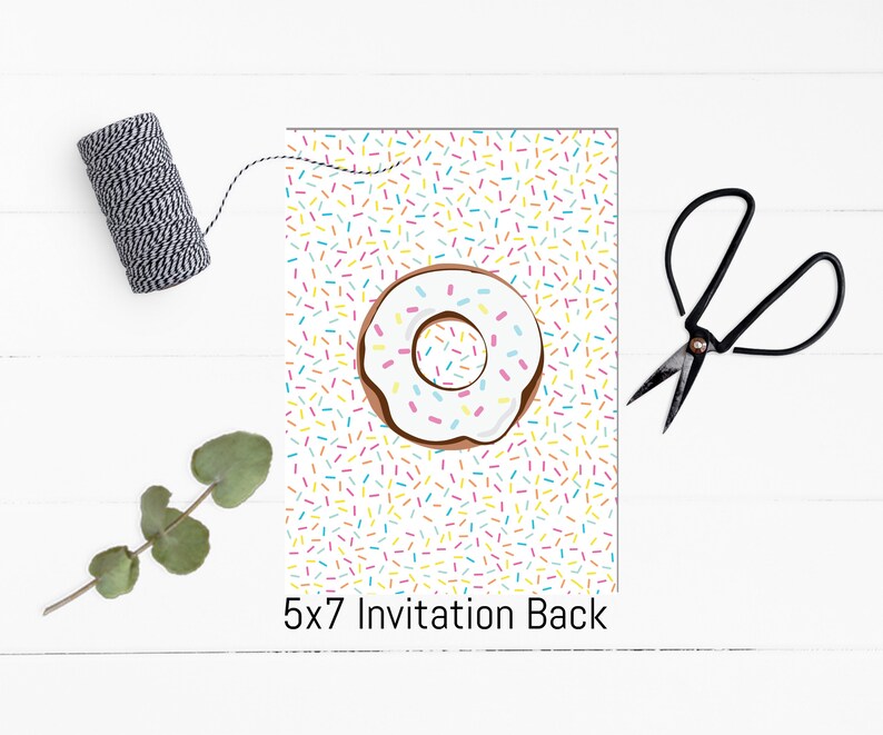 Puede incluir: Un fondo blanco con una dona con chispas rosas y blancas. La dona est&aacute; sobre un fondo de chispas de colores. El texto "5x7 Invitation Back" est&aacute; en la parte inferior de la imagen.
