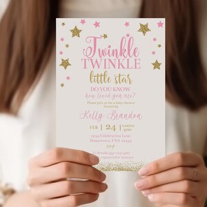 Peut inclure: Invitation de f&ecirc;te pr&eacute;natale rose et or avec un motif d'&eacute;toile et le texte "Twinkle Twinkle little star Do you know how loved you are?"  Veuillez vous joindre &agrave; nous pour une f&ecirc;te pr&eacute;natale en l'honneur de Kelly Brandon.  Feb 24 1:00 &agrave; 3:00 1234 Celebration Lane Hometown, USA 12345 To Brenda 555-123-4567 is registered at Amazon.