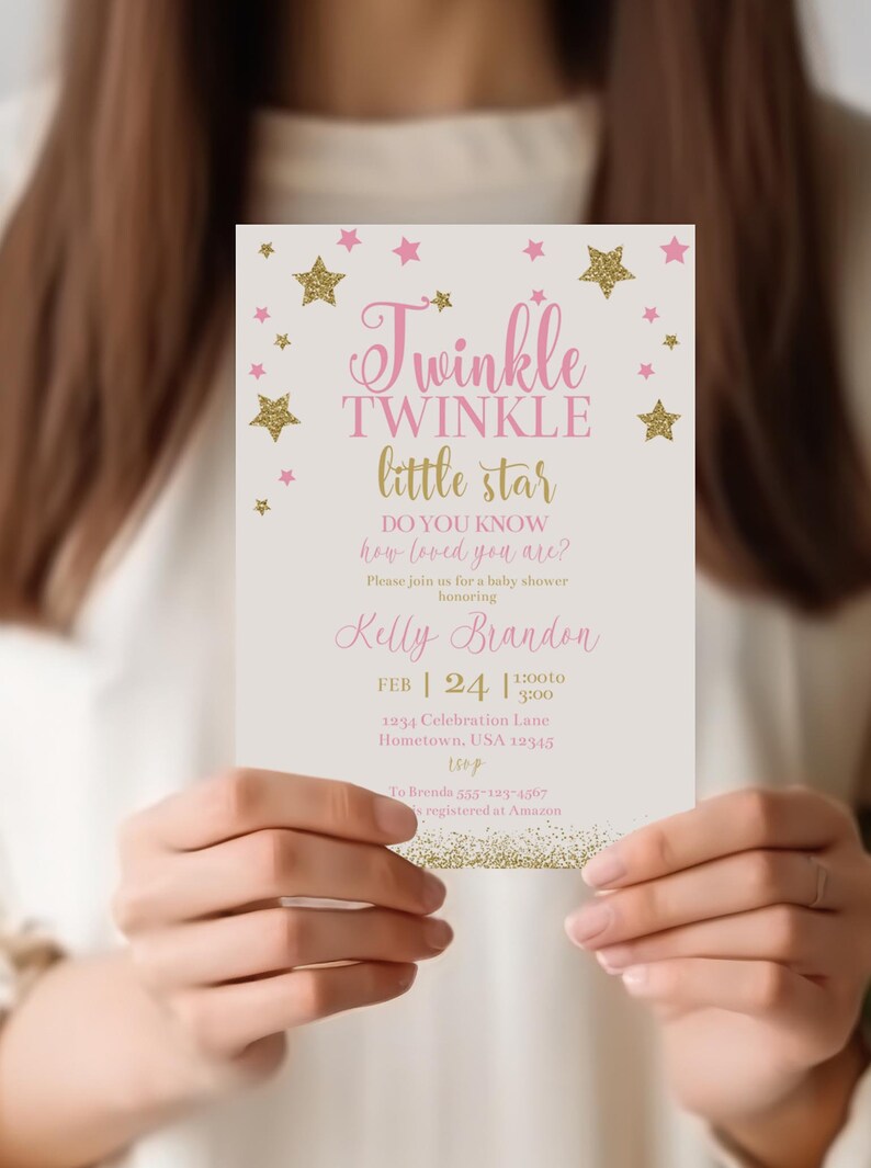 Peut inclure: Invitation de f&ecirc;te pr&eacute;natale rose et or avec un motif d'&eacute;toile et le texte "Twinkle Twinkle little star Do you know how loved you are?"  Veuillez vous joindre &agrave; nous pour une f&ecirc;te pr&eacute;natale en l'honneur de Kelly Brandon.  Feb 24 1:00 &agrave; 3:00 1234 Celebration Lane Hometown, USA 12345 To Brenda 555-123-4567 is registered at Amazon.