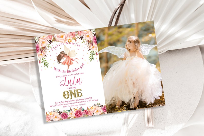 Peut inclure: Une invitation de premier anniversaire rose et or avec un motif floral. L'invitation repr&eacute;sente une f&eacute;e avec des ailes roses et une robe rose. Le texte sur l'invitation est "Flutter & Twirl with the Birthday girl Lulu turning ONE".