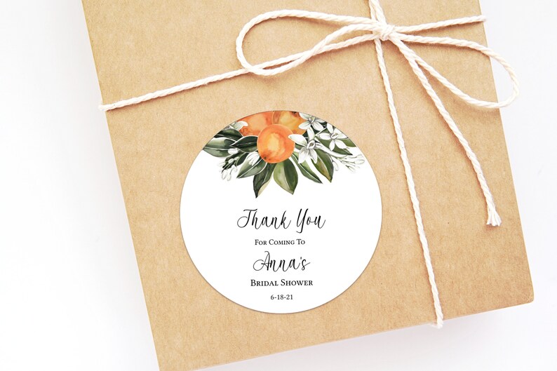 Puede incluir: Pegatina redonda blanca de agradecimiento con una ilustraci&oacute;n de acuarela de flores de azahar y hojas. El texto dice "Gracias por venir al Shower nupcial de Anna 6-18-21".