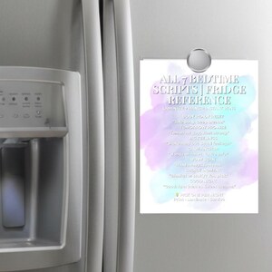 Op de afbeelding: Een witte koelkastmagneet met de tekst "ALL 7 BEDTIME SCRIPTS | FRIDGE REFERENCE" in lichtblauwe letters. De achtergrond heeft een aquarelontwerp in tinten paars en blauw. De magneet is bevestigd aan een roestvrijstalen koelkast.