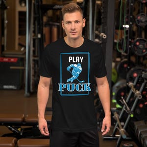 Camiseta Play Puck Hockey | Camiseta com estampa ousada para homens grandes, roupas esportivas plus size, tamanhos maiores disponíveis