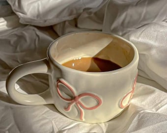 Handgemaakte roze koffiemok met strik 13 oz 400 ml | Hoge kwaliteit keramische lattekop | Housewarmingcadeau voor haar | Theekoffiemok