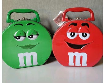 Zestaw lunchowy Vintage M&M's z puszką z postaciami z 2002 roku – czerwono-zielony – oryginalna metka