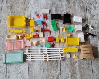 Meble i akcesoria do domku dla lalek z tworzywa sztucznego VTG Marx Toys - ogromny zestaw ponad 50 elementów PRZECZYTAJ