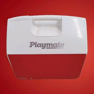 以下が含まれることがあります： 白と赤のPlaymate Iglooクーラー、白いハンドル付き。白い蓋には「Playmate」の文字がグレーで印刷されています。クーラーの下半分は赤色です。