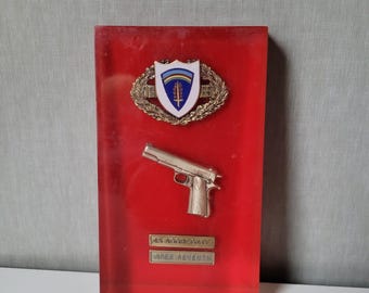 Nagroda VTG 1965 za strzelectwo armii USA w strzelaniu z broni palnej kalibru .45 Aggregate Open 7th Lucite Desk Trophy