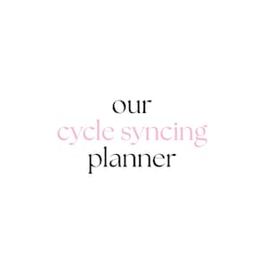 Può includere: Sfondo bianco con la scritta "our cycle syncing planner". Le parole "cycle syncing" sono rosa, le altre nere. Il testo è centrato nell'immagine.