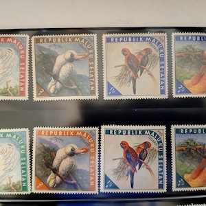 Op de afbeelding: Een verzameling vintage postzegels uit de Republiek Maluku Selatan, met kleurrijke illustraties van verschillende vogels. De postzegels hebben tekst in het Indonesisch en zijn in rijen gerangschikt.