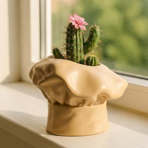 Può includere: Un cartello in legno rustico con la scritta "Welcome to our home" in lettere bianche. Il cartello presenta una finitura invecchiata e un design semplice e accogliente, per l'ingresso.