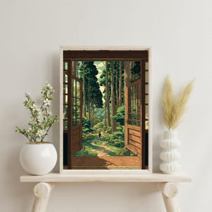 Pode incluir: Uma impress&atilde;o de arte emoldurada retrata uma serena cena de floresta vista atrav&eacute;s de portas de madeira abertas. A obra apresenta &aacute;rvores verdes altas, um caminho e uma figura caminhando ao longe. As portas s&atilde;o marrons quentes e a paleta de cores &eacute; natural.
