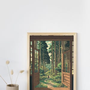 Pode incluir: Uma impress&atilde;o art&iacute;stica emoldurada retrata uma serena cena de floresta vista atrav&eacute;s de portas de madeira abertas. A obra apresenta &aacute;rvores verdes altas, um caminho e uma figura caminhando ao longe. A moldura &eacute; castanho-claro, criando um ambiente calmo.