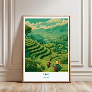 Puede incluir: Un póster vertical que muestra un paisaje verde de campos de té en terrazas con figuras que llevan sombreros cónicos y cestas. Al fondo, una montaña se eleva sobre las nubes. El texto UJI JAPAN está impreso en azul en la parte inferior.