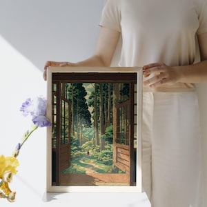 Pode incluir: Uma impress&atilde;o emoldurada que retrata uma serena cena de floresta vista atrav&eacute;s de portas de madeira abertas. A obra de arte apresenta &aacute;rvores altas, um caminho sinuoso e uma figura ao longe, com uma paleta de verdes, castanhos e azuis. A moldura &eacute; castanho-claro.