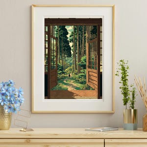 Pode incluir: Uma impress&atilde;o art&iacute;stica emoldurada que retrata uma serena cena de floresta vista atrav&eacute;s de uma porta de madeira aberta. A obra de arte apresenta um caminho que leva &agrave; floresta, com &aacute;rvores altas e vegeta&ccedil;&atilde;o exuberante. A moldura &eacute; de cor clara.
