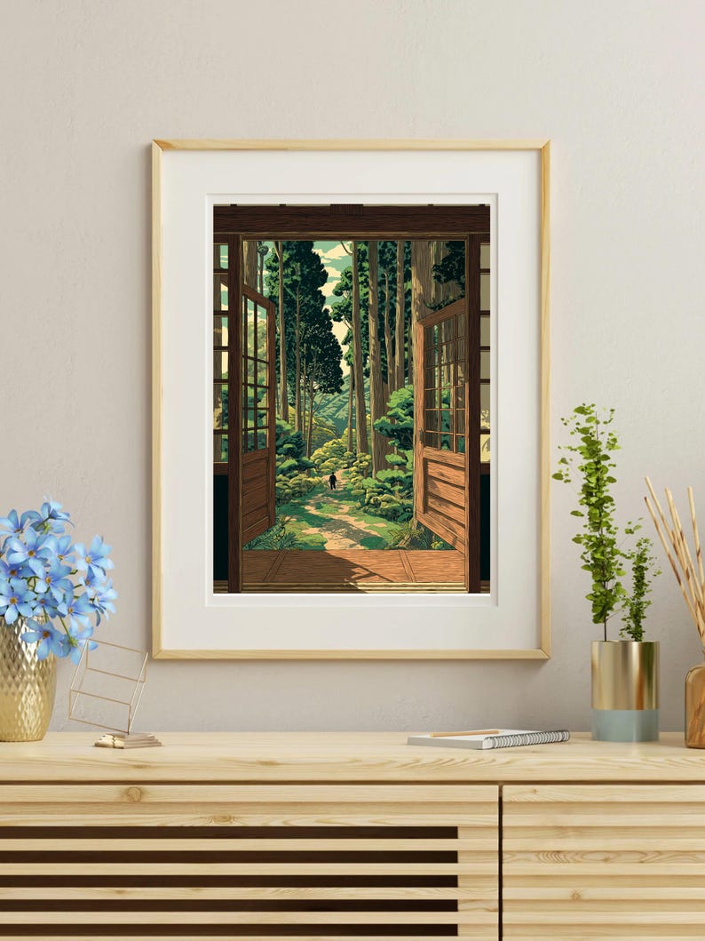 Pode incluir: Uma impress&atilde;o art&iacute;stica emoldurada que retrata uma serena cena de floresta vista atrav&eacute;s de uma porta de madeira aberta. A obra de arte apresenta um caminho que leva &agrave; floresta, com &aacute;rvores altas e vegeta&ccedil;&atilde;o exuberante. A moldura &eacute; de cor clara.