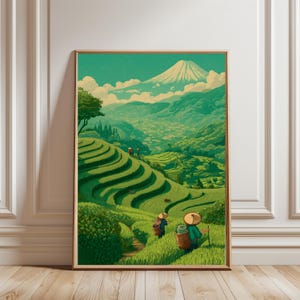 Puede incluir: Una impresión de arte mural vertical que muestra un paisaje verde vibrante de campos de arroz en terrazas que conducen a un pico de montaña nevado. Dos figuras con sombreros cónicos y cestas tejidas caminan por el terreno exuberante y montañoso.