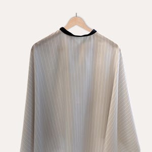 Kapperscape met drukknoopsluiting, havermoutkleur + krijtstreep, minimalistische XL salonjas voor professionele kappers en barbiers