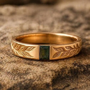 Moss Agate Gold Band Ring, Nature Inspired Wedding Band, Engraved Leaf Ring, Green Gemstone Ring, Minimalist Promise Ring for Men Women