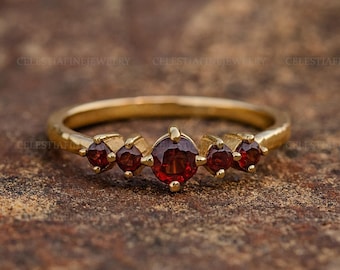 Vintage Rubinring med fem stenar i guldpläterat band – Vintageinspirerade, eleganta ädelstenssmycken, födelsestensring i juli, årsdagspresent till henne