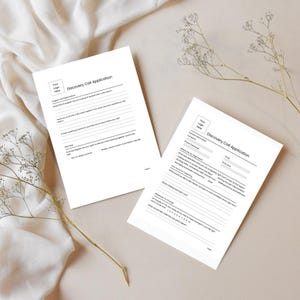 Puede incluir: Dos formularios blancos de 'Solicitud de llamada de descubrimiento' con texto negro, sobre una superficie crema. Los formularios incluyen un marcador de posición para el logotipo y secciones de información. Ramitas de plantas secas en el fondo.