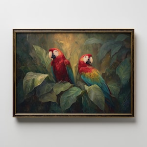 Puede incluir: Pintura enmarcada con dos loros vibrantes posados entre un exuberante follaje verde. Los loros muestran una llamativa gama de colores, incluyendo rojo, amarillo, azul y verde. La obra de arte está enmarcada en un marco oscuro y ornamentado.