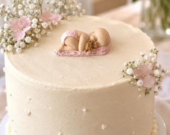Taarttopper met slapende baby: beeldje van polymeerklei als aandenken voor een babyshower