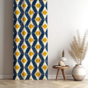 Può includere: Tenda a fantasia con un motivo ripetuto di diamanti gialli su sfondo blu navy e crema. La tenda è appesa davanti a un muro bianco, con un tavolino in legno e vasi decorativi nelle vicinanze.