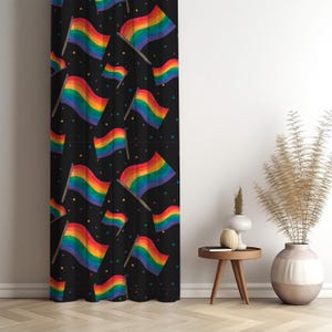 Tende con i colori dell'arcobaleno su sfondo nero, tende colorate con la bandiera LGBTQ per soggiorno e camera da letto