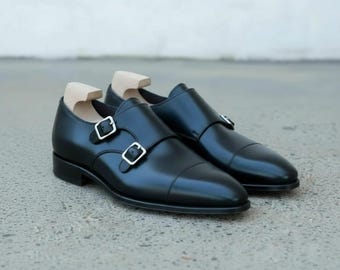 Sapatos sociais masculinos de couro com bico arredondado, feitos à mão na cor preta, com fivela dupla |