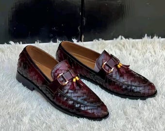 Mocasines de cuero burdeos con borlas para hombre, hechos a mano: zapatos de vestir de lujo sin cordones hechos a mano.