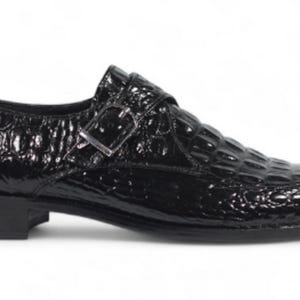 K&ouml;nnte beinhalten: Ein schwarzer Lackschuh mit Krokodilleder-Textur. Der Schuh hat einen Schnallenverschluss und einen niedrigen Absatz. Der Schuh ist ein klassischer Stil, der sich f&uuml;r formelle Anl&auml;sse eignet.
