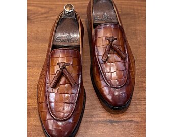 Mocassini con nappe in pelle stampata coccodrillo color cognac fatti a mano / Scarpe formali da uomo