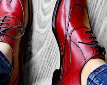 Zapatos Oxford de cuero rojo hechos a mano: zapatos formales con cordones y acabado bruñido para hombre.