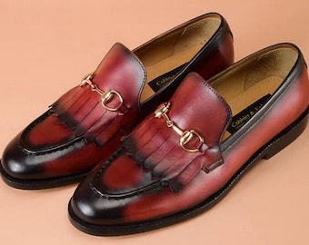 Handgjorda vinröda loafers i läder med tofsar | Lyxiga slip-on-skor med fransar för män