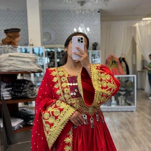 女性用アフガニスタン伝統衣装 – 赤と金の刺繍が施されたアタン衣装 | ドゥパッタ付きアフガニスタンウェディングパーティードレス | ハンドメイドの服