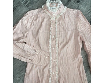 Blusa vintage de Levi Strauss & Co. de manga larga con volantes y encaje, estilo cottagecore.