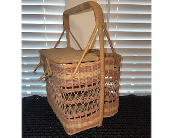 Vintage MCM rieten geweven picknickmand met handvat en deksel voor 2 wijnflessen, rood