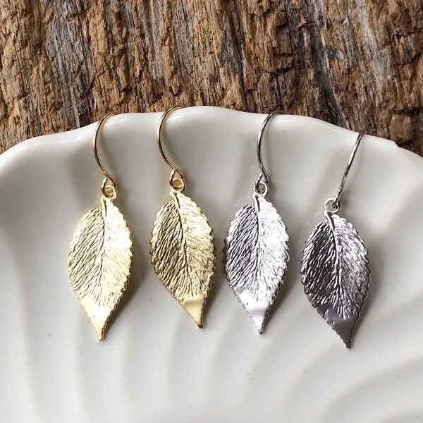 Gouden oorbellen - bladgoud oorbellen - zilveren blad oorbellen - zilveren en gouden sieraden - minimalistische sieraden - cadeau voor haar - cadeau onder de 15